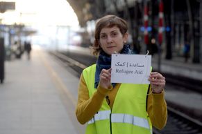 Foto: Dobrovolníci z Hlaváku s cedulkou v arabštině. Za dva měsíce pomohli pěti stovkám běženců