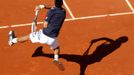 Srbský tenista Novak Djokovič odpálil míček na Šcýcara Rogera Federera během semifinále French Open 2012.