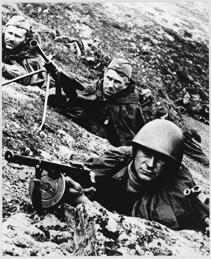 STALINGRAD TRENCH Red Army troops in a trench. Date: 1942-43 Source: Photograph by E. Haldei MELEDIN COLLECTION