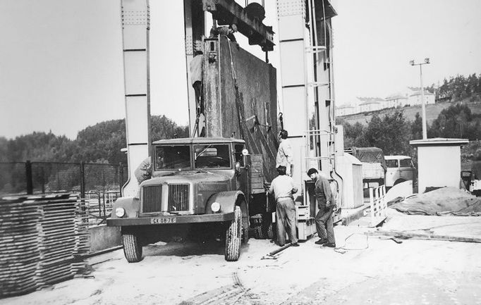 Fotografie ukazuje výstavbu vodní nádrže a elektrárny Lipno, významného díla z roku 1959, které dodává energii a poskytuje rekreační možnosti.