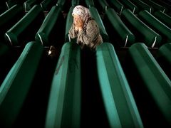 Před 11 lety přišlo během masakru v bosenské Srebrenici o život 8000 lidí. Dnes začal v Holandsku proces s dustojníky, kteří údajně měli genocidu na svědomí