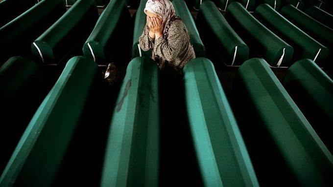 Bosenská muslimka Mujič Sabrová pláče nad rakví svého syna Muja. Jeho tělo se expertům podařilo identifikovat až 10 let po masakru ve Srebrenici.