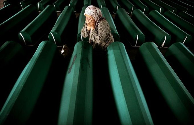 POTOHARI (Bosna a Hercegovina) 10. července - Bosenská muslimka Mujič Sabrová pláče nad rakví svého syna Muja. 610 identifikovaných obětí srebrenického masakru, při nemž srbská armáda zabila osm tisíc bosenských mužů a chlapců, bylo při příležitosti desátého výročí události pohřbeno na hřbitově, kam jsou ukládána těla nalezená v masových hrobech.