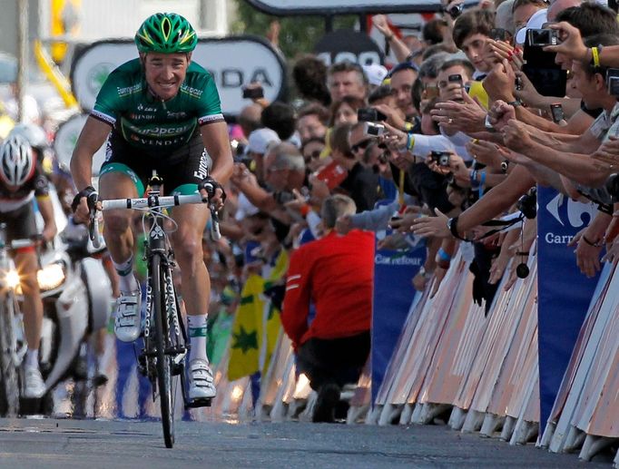 Francouzský cyklista Thomas Voeckler ze stáje Europcar se raduje z vítězství v desáté etapě Tour de France 2012.