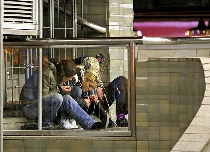 Místo pro odpočinek naopak nedělá starost skupince tří polospících žen, které sedí na schodech a občas se probudí, aby si zakouřily cigarety nebo požily jiné látky.