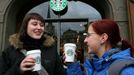 Ceny jsou zde vyšší než u konkurenčních značek. V první den otevření se ale nebylo v kavárně Starbucks občas kam posadit pro veliký zájem zákazníků.