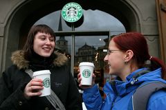 Kávová vlna Starbucks v USA a Austrálii rychle chladne