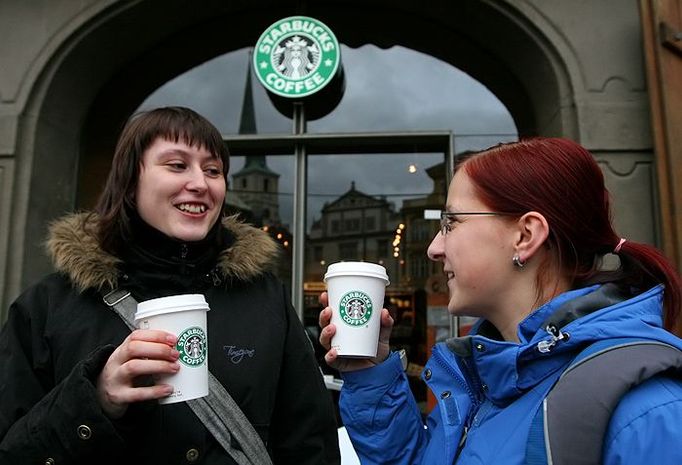 Ceny jsou zde vyšší než u konkurenčních značek. V první den otevření se ale nebylo v kavárně Starbucks občas kam posadit pro veliký zájem zákazníků.