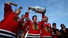 Fanoušci Chicaga Blackhawks nesou Stanley Cup