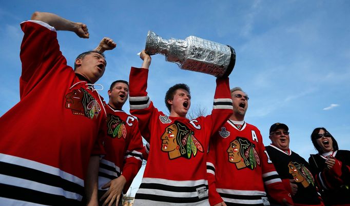 Fanoušci Chicaga Blackhawks nesou Stanley Cup