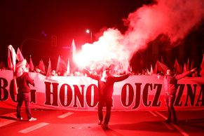 Foto: Oslavy vlastenectví po boku krajní pravice. V Polsku pochodovaly statisíce lidí