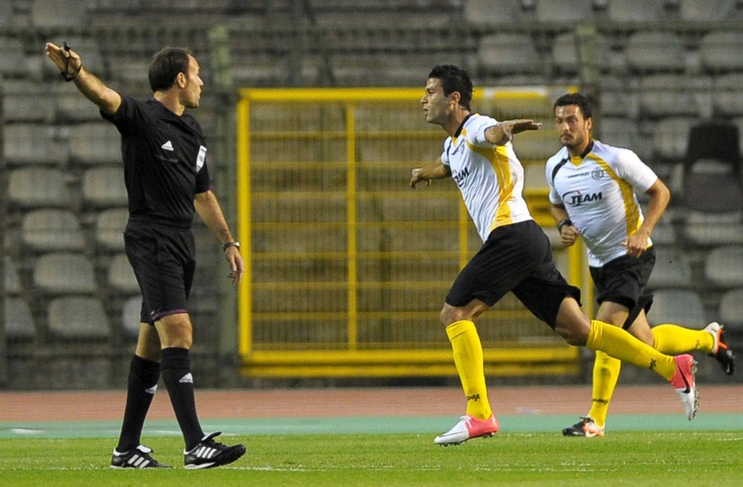 Tuniský fotbalista Hamdi Harbaoui z Lokerenu slaví gól v utkání Evropské ligy 2012/13 s Viktorií Plzeň.