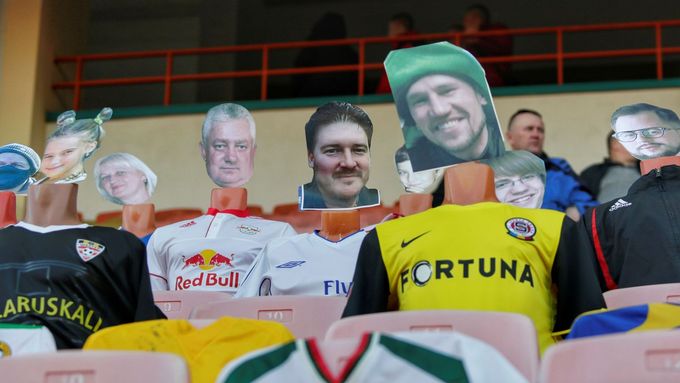 Figurína fanouška v dresu Sparty na stadionu Dynama Brest při utkání běloruské fotbalové ligy