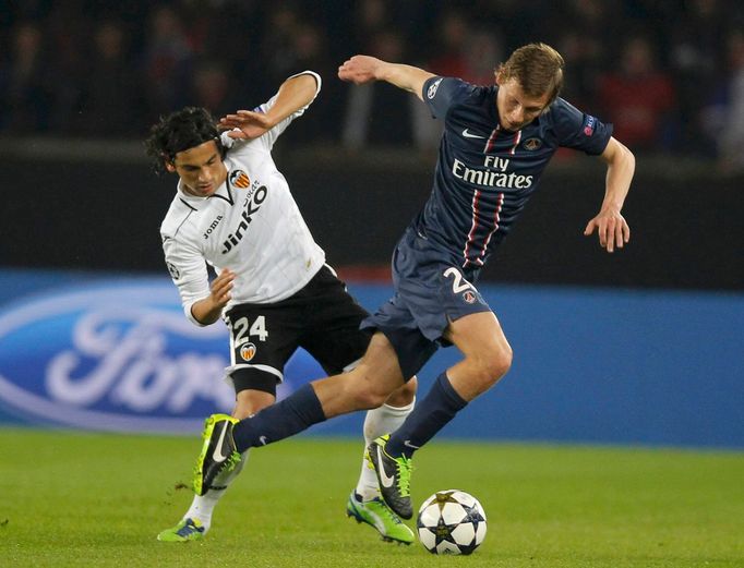 Fotbal, Liga mistrů, Paris St Germain - Valencie: Clement Chantome (vpravo) -  Tino Costa