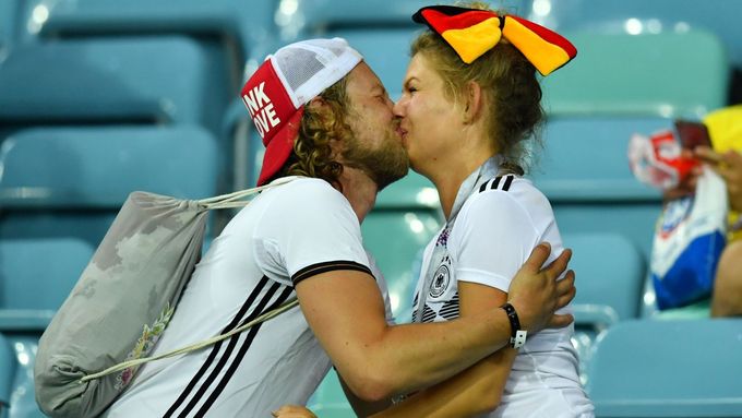 Němečtí fanoušci se líbají po vyhraném nervydrásajícím zápase se Švédy, který mohl definitivně ukončit naděje obhájců titulu.