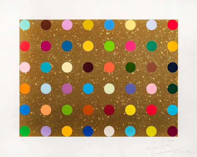 Damien Hirst: Gold Gift Spot, komb. tech. (barevný sítotisk, zlaté třpytky) na papíře, 2008, 56 × 76 cm, vyvolávací cena: 350 tisíc korun.