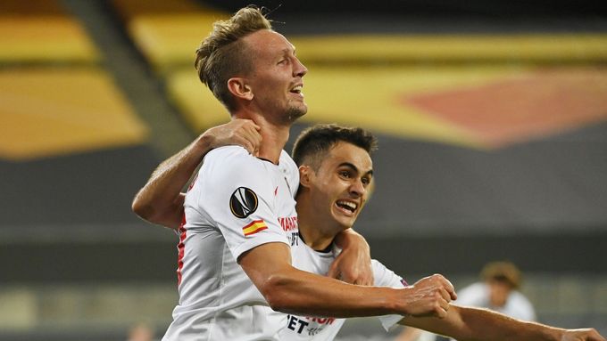 Luuk de Jong slaví gól na 2:1 v semifinále Evropské ligy mezi Sevillou a Manchesterem United.