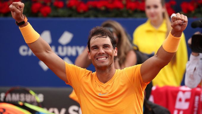 Rafael Nadal oslavuje svůj jedenáctý barcelonský titul.