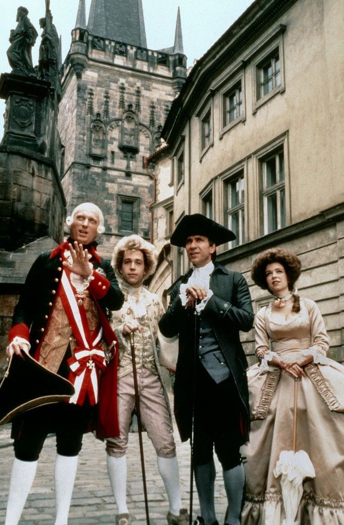 Jeffrey Jones, Tom Hulce, F. Murray Abraham a Elizabeth Berridge při natáčení filmu Amadeus v Praze.