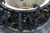 Tak vypadá pneumatika tatry poté, když trefí v plné rychlosti kus betonu a ještě několik kilometrů "letí" po trase rychlostního testu.