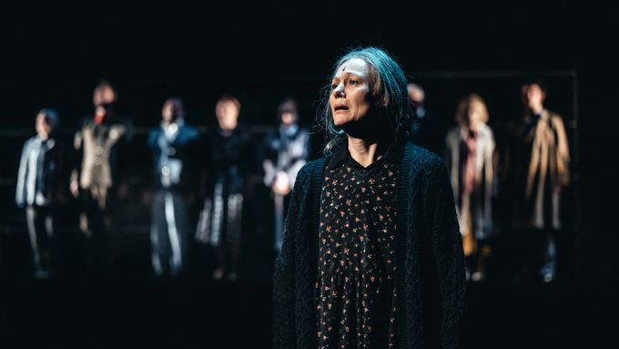 Andrea Elsnerová v titulní roli inscenace Hana podle stejnojmenného románu Aleny Mornštajnové.