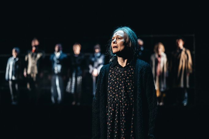 V hlavní roli Hany, která je nucena ujmout se osiřelé neteře Miry, se představuje Andrea Elsnerová.