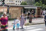 Přestože Gemüse Corner Kebab sídlí v nenápadném stánku mimo atraktivnější lokace centra Prahy, o zákazníky nemá nouzi. První se sem trousí už v jedenáct dopoledne, kdy podnik otevírá.