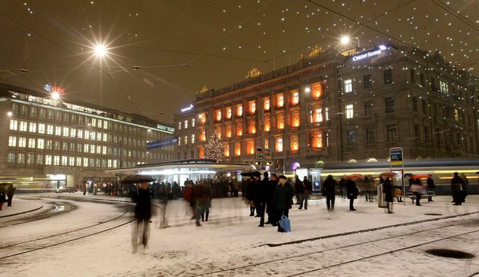 Obyvatelé největšího švýcarského msta čekají na spojení na Paradeplatz. I Curych se ve středu potýkal s rozsáhlými výpadky v dopravě.