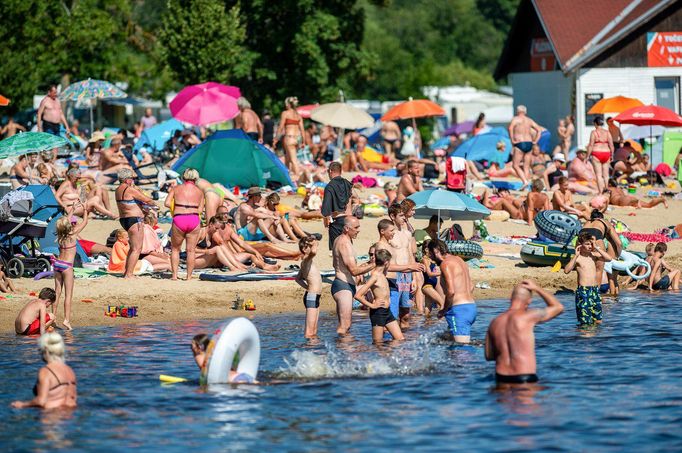 Lidé koupající se ve vodní nádrži Lipno nedaleko města Horní Plané. Ilustrační snímek