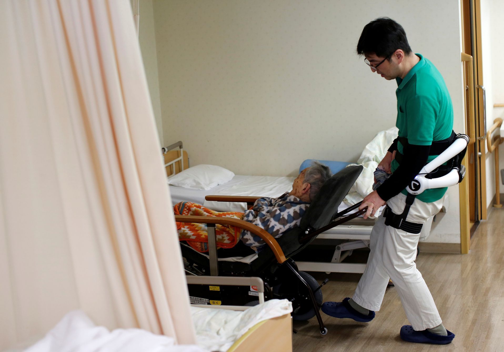 Japonsko, roboti pomáhají v péči o staré lidi