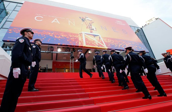 Po červeném koberci se nejprve prošla francouzské policie.