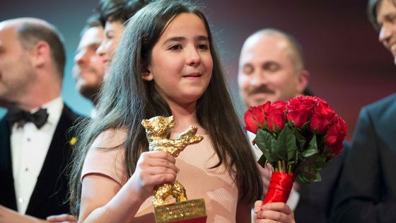 Hana Saeidi je údajně neteří režiséra Jafara Panahího. Převzala za něj nejvyšší cenu Berlinale za film Taxi.