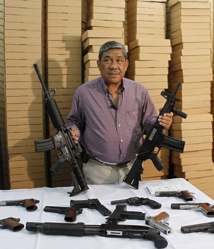 Filipino businessman Romulo de Leon, owner of Shooters Arms, a gun manufacturing company exporting different kinds of weapons to other countries, shows the weapons produced by former illegal gunsmiths in his factory in Cebu city in central Philippines July 7, 2012. In the Philippines, they vote with their trigger fingers. Elections mean big business for illegal gunsmiths, who are looking forward to 2013 mid-term polls. With election-related violence commonplace, the Philippines imposes a ban on the carrying of guns for six months, from campaigning to the proclamation of winners. Picture taken July 7, 2012. To match Feature PHILIPPINES-GUNS/ REUTERS/Erik De Castro (PHILIPPINES - Tags: SOCIETY POLITICS BUSINESS CRIME LAW) Published: Čec. 29, 2012, 2:40 dop.