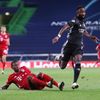 David Alaba a Bertrand Traoré v semifinále LM Bayern - Lyon