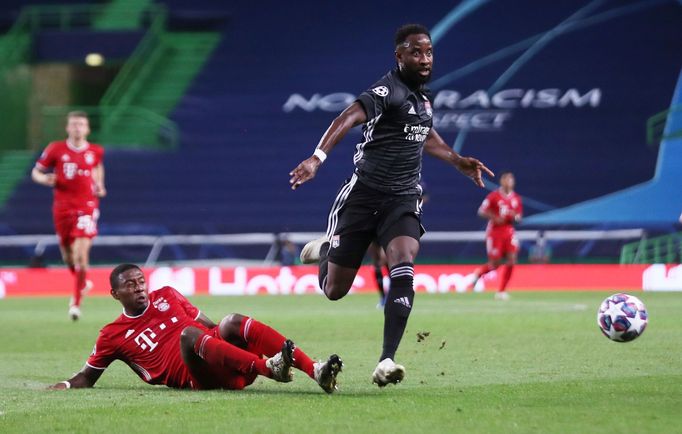 David Alaba a Bertrand Traoré v semifinále LM Bayern - Lyon