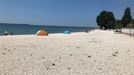 Prakticky prázdná pláž nedaleko místního kempu, Fažana, Istrie. Červen 2020.