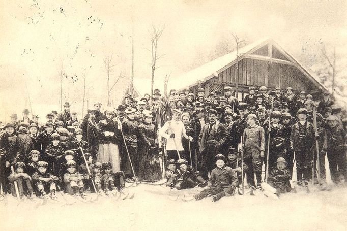 Lyžařské závody z roku 1902: v Jilemnici před hospodou Na Kozinci.