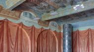 Každé patro budovy je z jiné epochy - ve sklepě začínáte gotikou, v podkroví končíte současností - a mezi tím projíždíte výtahem skrze vrstvy stavebního vývoje.