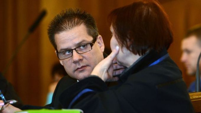 Petr Kušnierz u soudu se svou advokátkou.