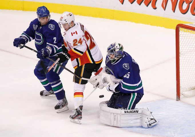 Jiří Hudler bojuje s obranou Vancouveru Canucks