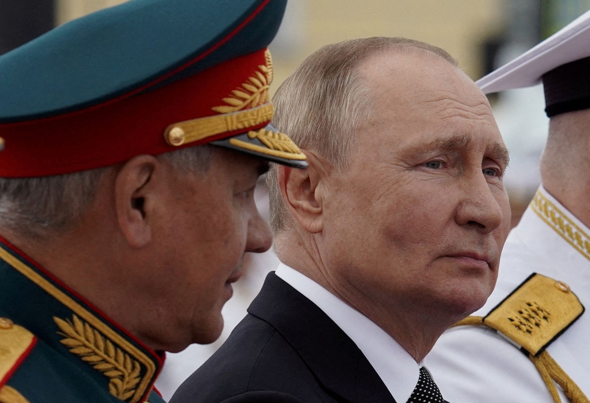 Sergej Šojgu a Vladimir Putin během námořnických oslav v Petrohradě.