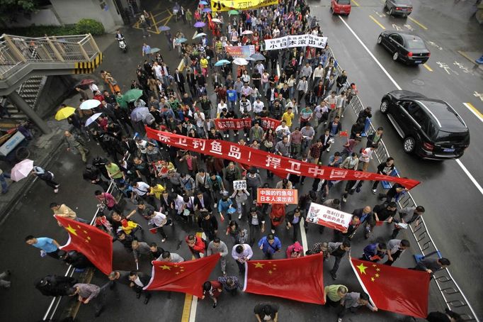 Demonstrators with banners and Chinese national flags march along the main road during a protest against Japan's decision to purchase disputed islands, called Senkaku in Japan and Diaoyu in China, outside the Japanese embassy in Chengdu September 16, 2012. Torrid protests against Japan broke out in Chinese cities for a second day on Sunday, prompting Japanese Prime Minister Yoshihiko Noda to urge Beijing to protect his country's companies and diplomatic buildings from fresh assaults. REUTERS/Jason Lee (CHINA - Tags: POLITICS CIVIL UNREST)