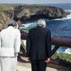 Japonský císař Akihito a jeho žena Mičiko u tzv. Banzai Cliff.