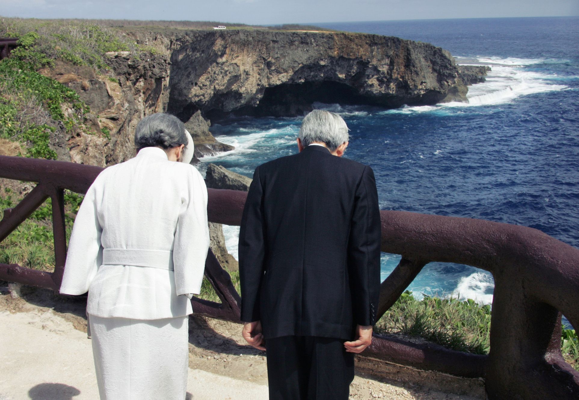 Japonský císař Akihito a jeho žena Mičiko u tzv. Banzai Cliff.