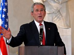 Americký prezident George Bush věnoval většinu svého projevu na tiskové konferenci protiraketové obraně USA.