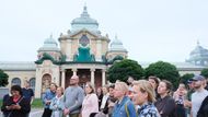 Záměr krajanů se Habsburkům nezdál už od začátku. Bylo jim jasné, že za přízvisko "jubilejní" mohou vychytralí Češi leccos schovat. Výstavbu areálu sice výslovně nezakázali, ve víře, že Češi selžou, se však na ní odmítli jakýmkoli způsobem podílet.