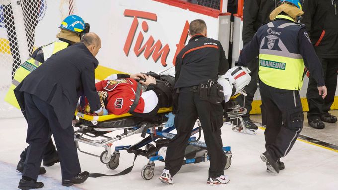 Podívejte se na nešťastnou Srážku Valerije Ničuškina s Craigem Andersonem v nedělním zápase NHL mezi Ottawou a Dallasem, při níž ruský útočník Dallasu spadl přímo na hlavu kanadského gólmana Ottawy.