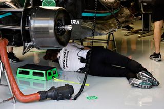 Testy F1 v Sáchiru 2023: boxy Mercedesu