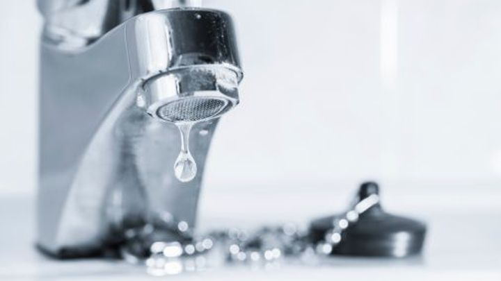Léčiva či pesticidy v pitné vodě lidem neškodí. Riziko číhá v dezinfekci, říká expert