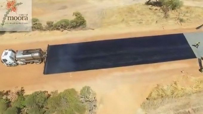 Záběry z dronu ze stavby silnice v okrese Moora v Západní Austrálii se staly internetovou senzací. Video už nasbíralo 15 milionů zhlédnutí.